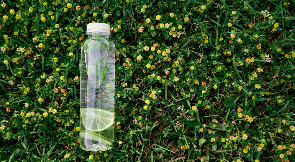 Butelki ekologiczne vs plastik – dlaczego warto postawić na zrównoważony wybór?